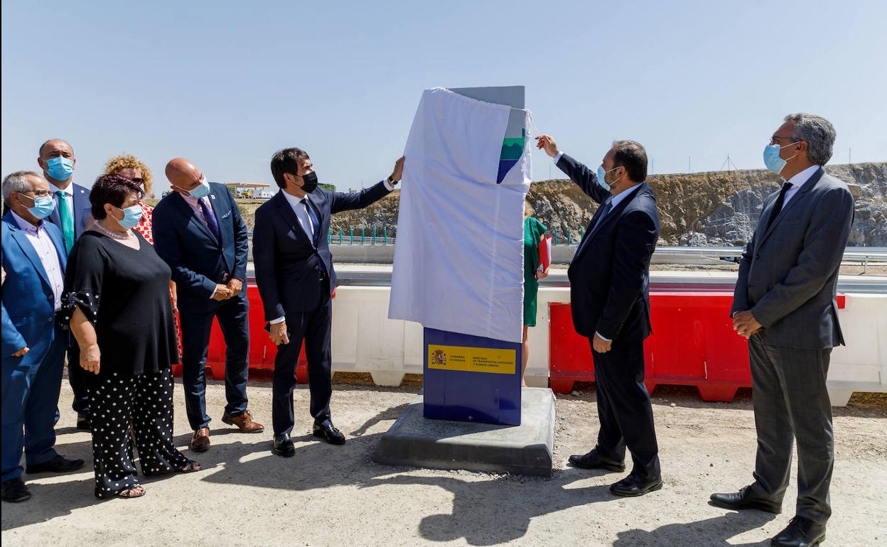 El ministro de Transportes (derecha) y el consejero de Fomento descubren el hito conmemorativo de la reforma de la SG-20. 