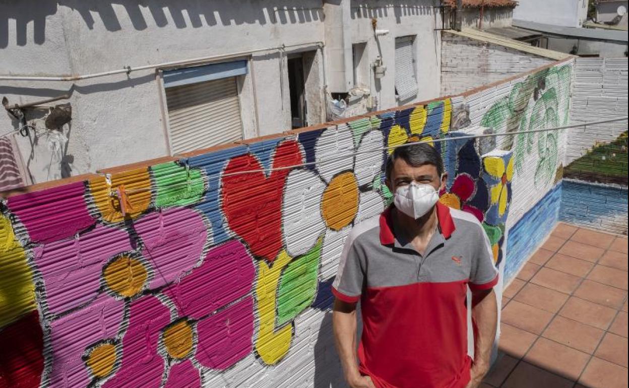 Goyo Gómez, en el patio de su vivienda de Girón, que linda con la de los agresores.