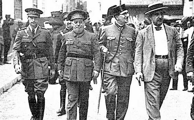 El general Jose Sanjurjo pasea por Sevilla después de haber publicado el manifiesto decretando el estado de guerra.