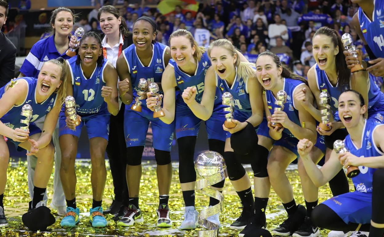 Las jugadoras de Avenida celebran la Copa de la Reina ganada en marzo.