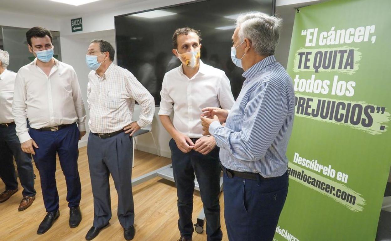 El presidente de la Diputación, Conrado Íscar en su visita a la nueva sede de la AECC en Valladolid