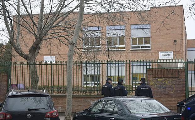 La monitora de la niña que cayó por la ventana de un colegio de Valladolid admite que la «perdió de vista al atender a otros dos»