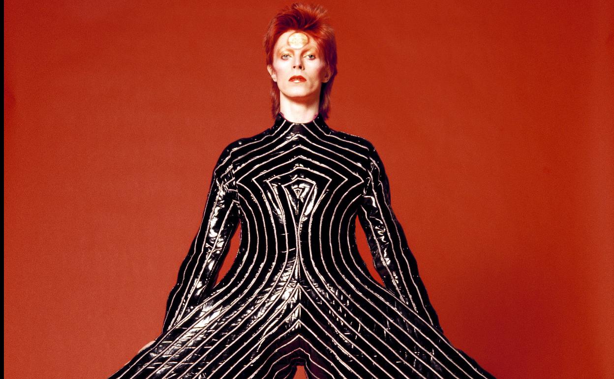 David Bowie viste uno de los trajes diseñados por el japonés Kansai Yamamoto 