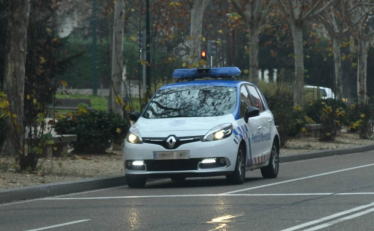 Un coche de Policía patrulla por Valladolid.
