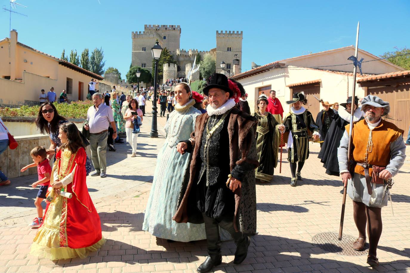 Imagen principal - El desfile barroco reúne cada año a finales del verano a numerosos visitantes. Abajo, ballet en el mes de julio y la inauguración de la exposición de pintura de Inés Martínez y Eva del Riego. 