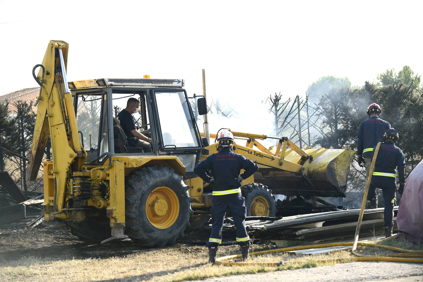 Se ha originado en el borde de la carretera aunque después se ha extendido al interior de una parcela donde se encontraban casetas de feria almacenada