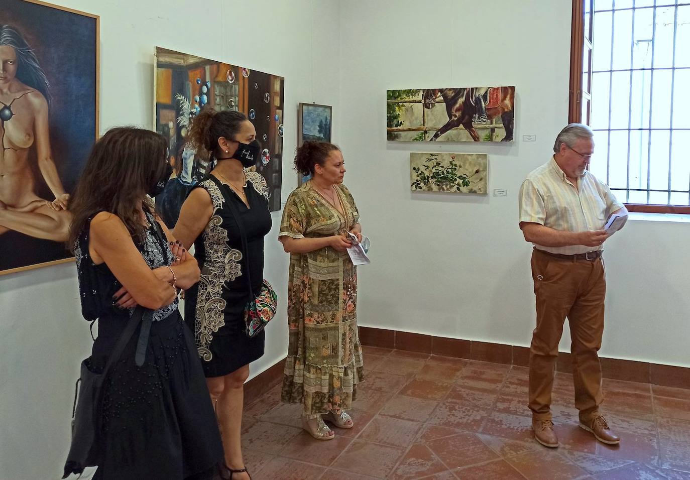 Imagen secundaria 2 - El desfile barroco reúne cada año a finales del verano a numerosos visitantes. Abajo, ballet en el mes de julio y la inauguración de la exposición de pintura de Inés Martínez y Eva del Riego. 