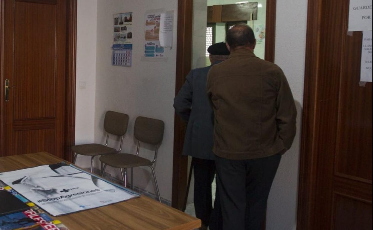 Pacientes entran en la consulta de enfermería de un consultorio de la comarca de Aliste, en la provincia de Zamora. 