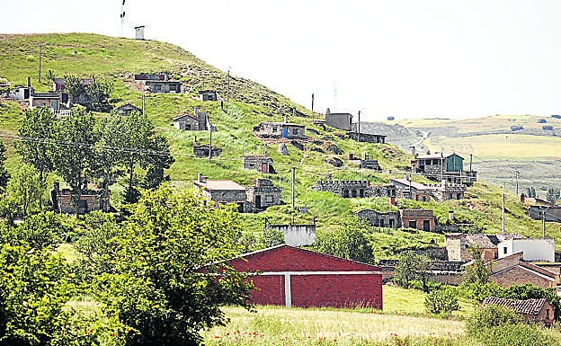 Imagen principal - Arriba, barrio de las bodegas de la localidad; vista panorámica del característico edificio de las escuelas y ermita de la Virgen de los Remedios, en las cercanías del pueblo. 