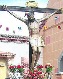 Imagen secundaria 2 - Arriba, exterior del convento de las Madres Carmelitas; teatro Calderón, incluido en la Red de Teatros de Castilla y León y una de las imágenes de Jesús Crucificado que procesiona por las calles de Peñaranda 