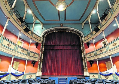 Imagen secundaria 1 - Arriba, exterior del convento de las Madres Carmelitas; teatro Calderón, incluido en la Red de Teatros de Castilla y León y una de las imágenes de Jesús Crucificado que procesiona por las calles de Peñaranda 