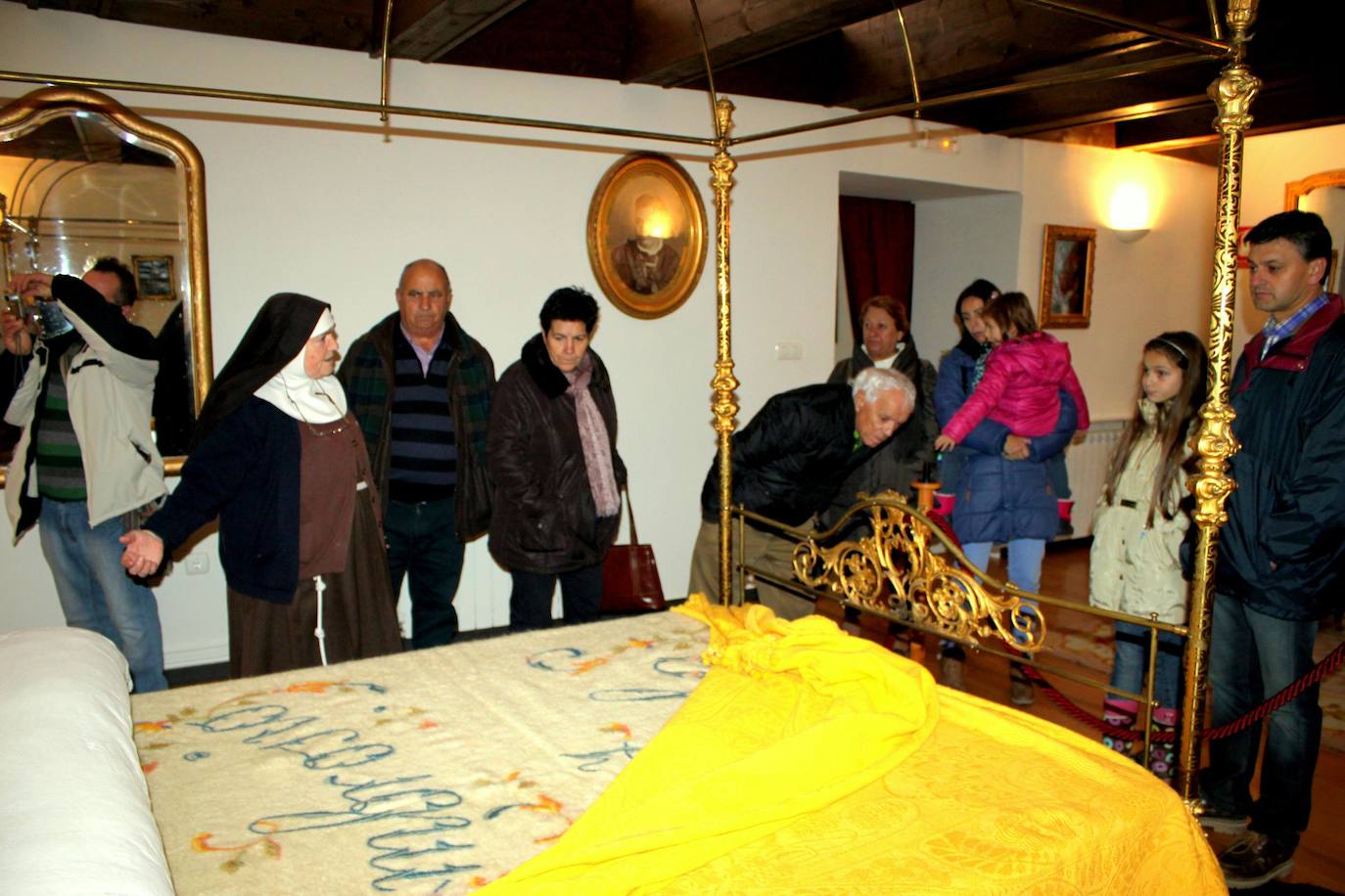 Imagen secundaria 1 - El río es este año el área para refrescarse tras decidirse el cierre de las piscinas. Abajo, la visita al museo del Convento de Santa Clara y el Palacio de Pedro I es una de las oportunidades, así como la visita a las numerosas bodegas de la localidad 