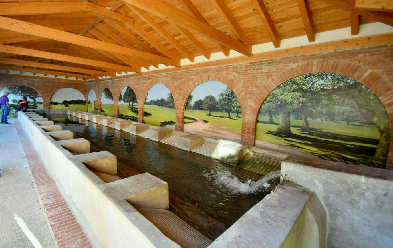 Imagen principal - Los lavaderos de Cevico Navero, uno de los lugares emblemáticos que visitar. Abajo, la choza montanera y a su lado, la fiesta montanera que este año no se podrá convocar. 