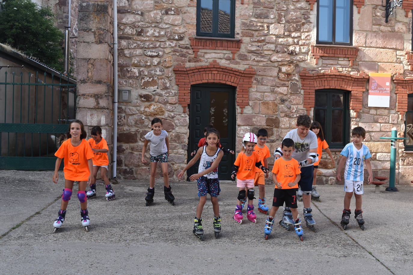 Imagen principal - En el mes de julio ha habido cursos de patinaje para los niños. Abajo, inicio de la Senda de la Pedrosa, una de las que recorren el municipio. A la derecha, curso de cocina desarrollado en julio en Brañosera. 