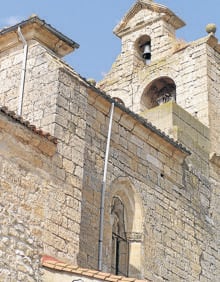 Imagen secundaria 2 - Arriba, edificio de la antigua Casa Consistorial, rehabilitada para viviendas; ermita de la Virgen de Belvis, sobre un cotarro en las afueras del pueblo y espadaña de la iglesia de San Miguel. 