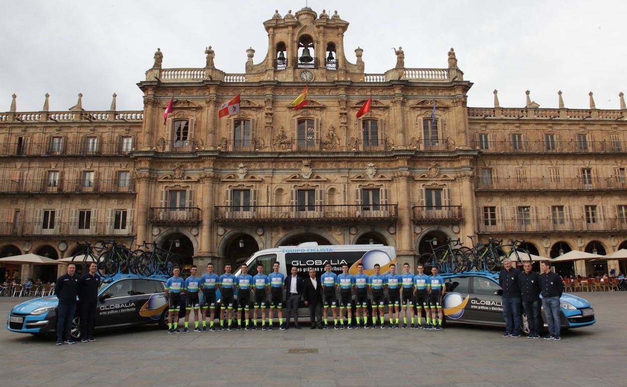 Integrantes del equipo, en la Plaza Mayor.