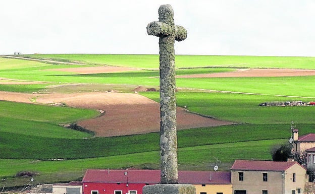 La cruz vigila la comarca.