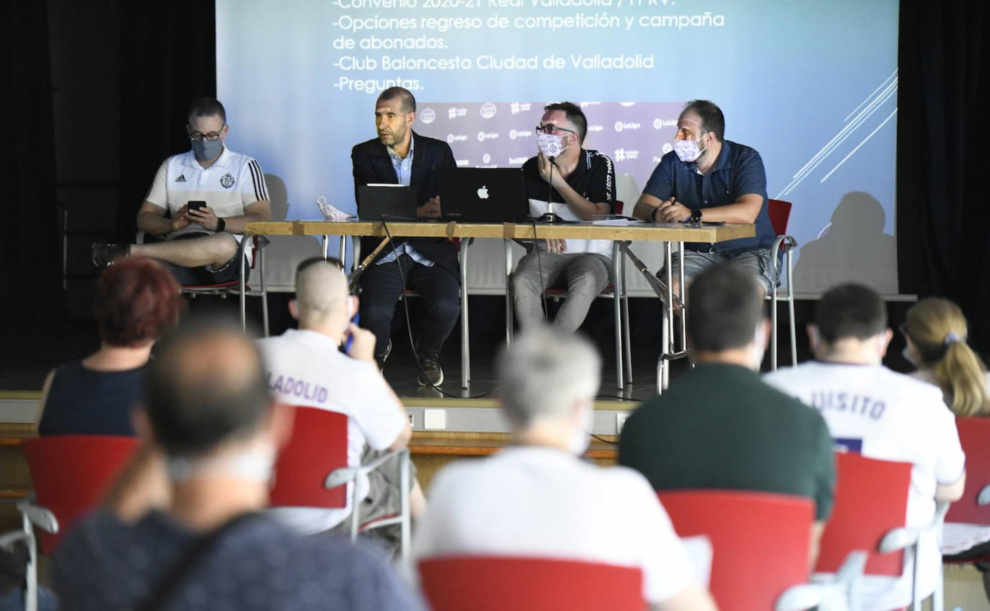 David Espinar, a la izquierda junto a José Antonio Pérez, durante su exposición ante los peñistas. 