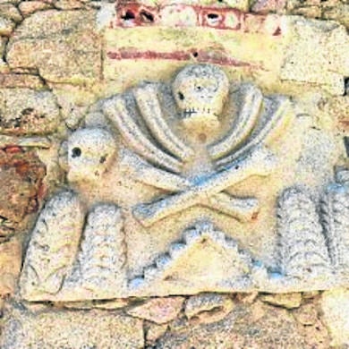 Escudo del antiguo Hospital de Peregrinos que se conserva en sus paredes
