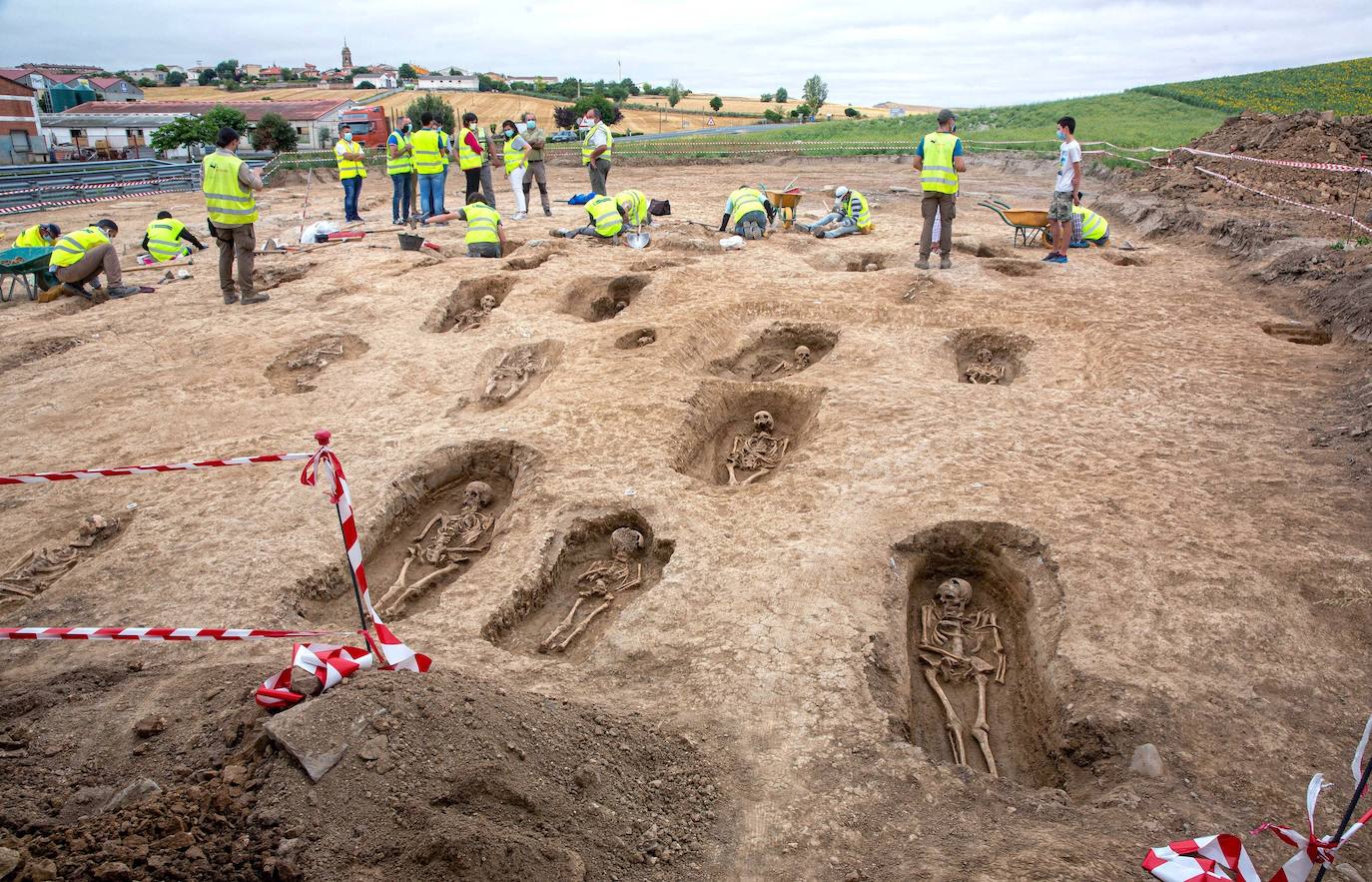 Fotos: Las obras de la A-12 han permitido descubrir una necrópolis en Grañón (La Rioja)