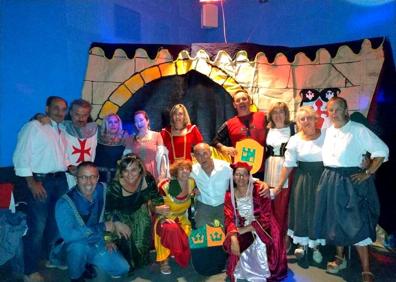 Imagen secundaria 1 - Un momento de la marcha del año pasado que se espera poder repetir, con medidas de seguridad, este año. Abajo, la cena medieval que este año no podrá organizarse y la villa trabaja en la recuperación de los actos de la Cofradía de Ánimas. 