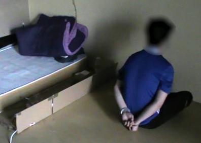 Imagen secundaria 1 - Secuencia del registro en la nave de la calle Estaño, donde vivían dos ciudadanos vietnamitas para cultivar marihuana a gran escala.