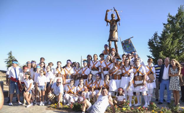 Imagen principal - La reunión de danzantes de paloteo del año pasado y que esta vez no se podrá convocar. Abajo, talleres infantiles, que en agosto serán tranquilos y cumpliendo todas la norma sanitarias y a la derecha, Luis Pedraza.