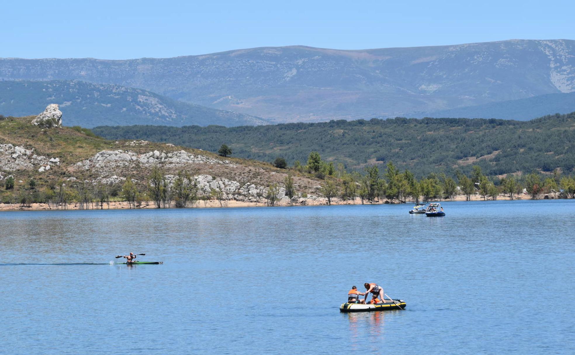 l embalse de Aguilar de Campoo ofrece posibilidades de deportes náuticos y de baño en un entorno natural y de fácil acceso. 