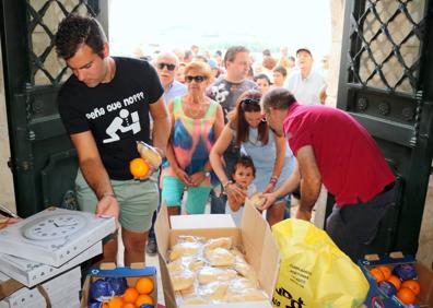 Imagen secundaria 1 - 'Rural chef', una de las actividades del año pasado. Abajo, reparto de bollos y naranjas en la fiesta de la Virgen de los Remedios y una imagen de la excursión que realizaron todos los vecinos a Santiago de Compostela. 