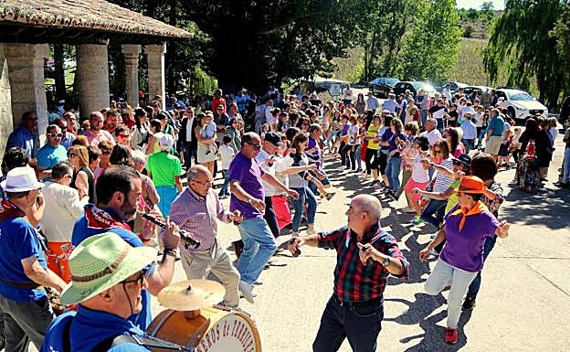 Un momento del baile ante la ermita de la Virgen de Garón en las fiestas del año pasado.
