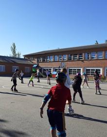 Imagen secundaria 2 - Actividades en la ludoteca, clases de Zumba para mayores y patinaje para jóvenes. 