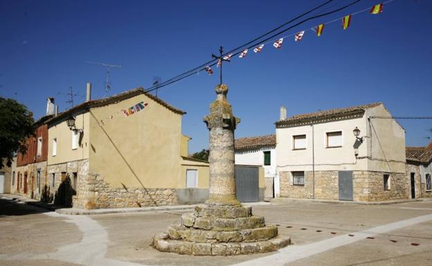 Imagen principal - Rolo de Justicia de Cordovilla la Real, que además también luce un segundo rollo, procedente del Monasterio del Salvador del Moral y el monolito que conmemora la construcción del puente en la época de Carlos III. 