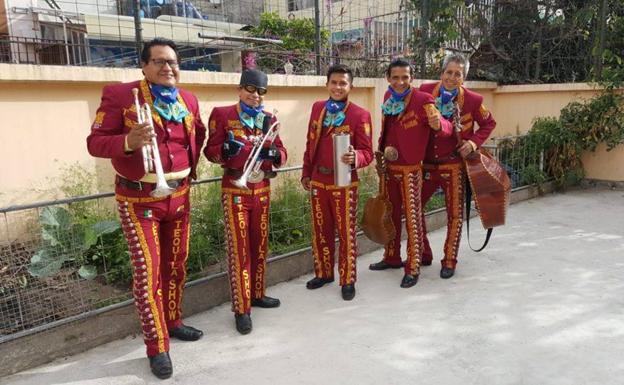 Imagen principal - Mariachi Tequila Show, The White Oaks y Sabinadas son tres de los espectáculos previstos para el mes de agosto. 