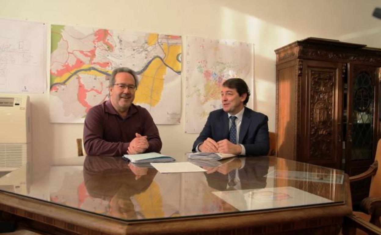 El alcalde de Zamora, Francisco Guarido, y el presidente de la Junta de Castilla y León, Alfonso Fernández Mañueco, en una reunión en el Ayuntamiento de la ciudad. 