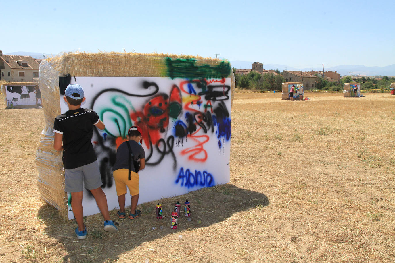 La pandemia inspira la decoración de pacas de paja en Espirdo. 