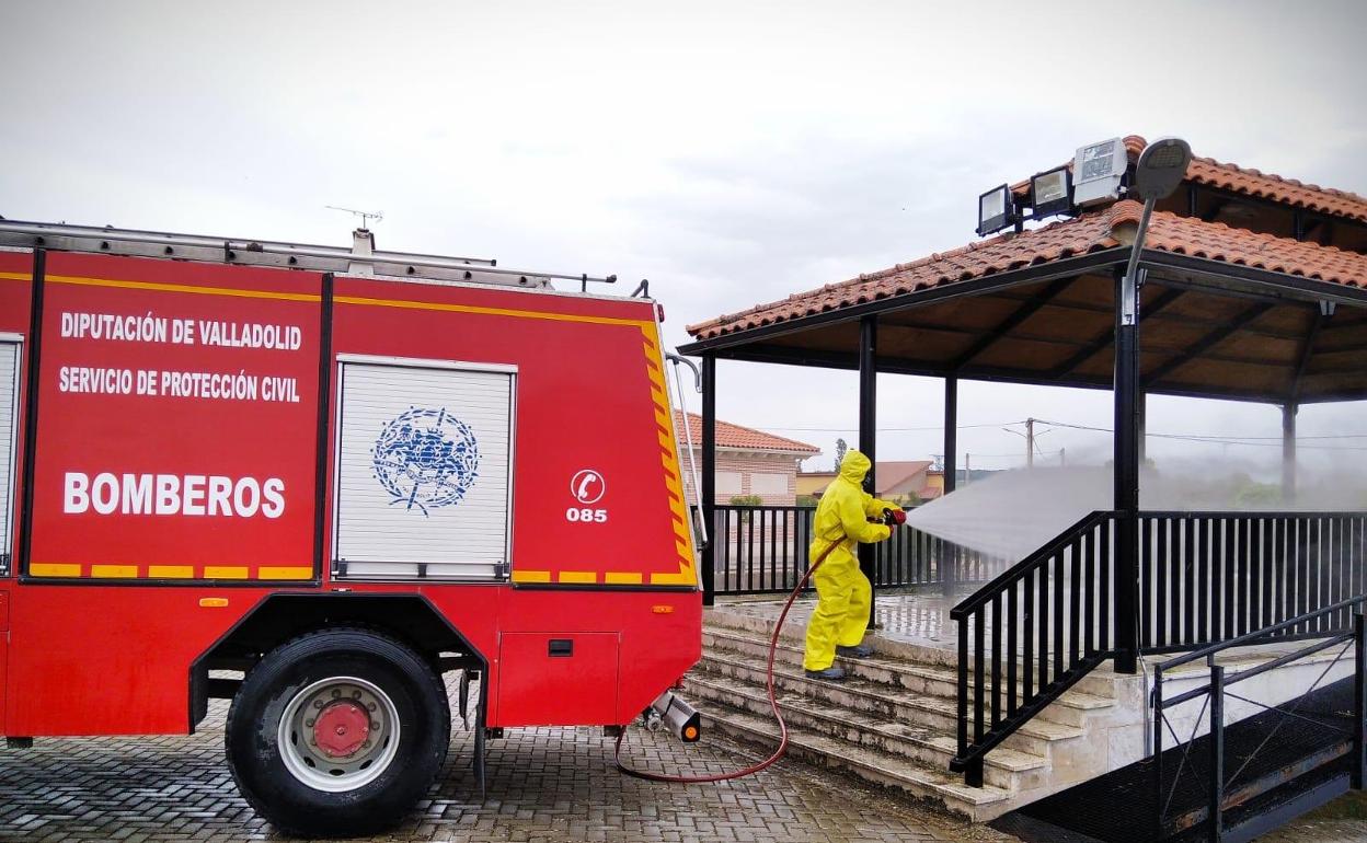 Los bomberos de la Diputación de Valladolid, durante las labores de desinfección. 