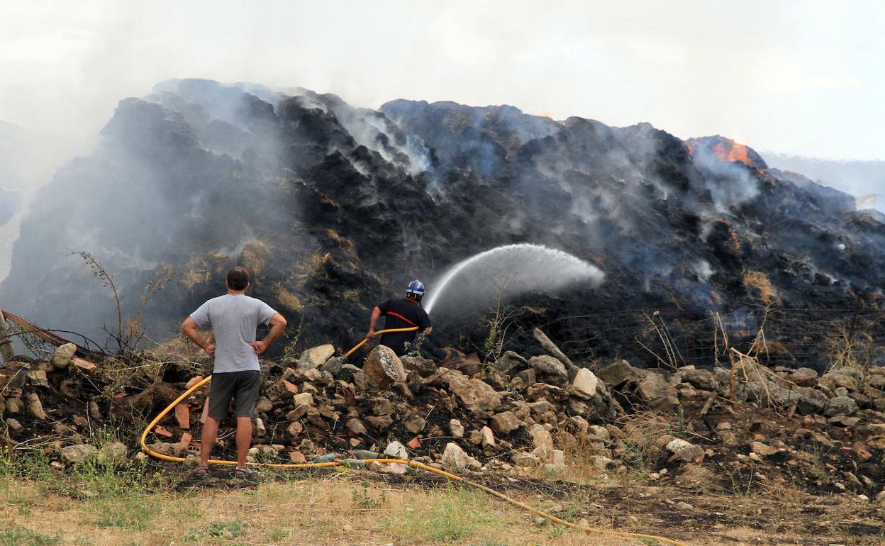 Labores de extinción del incendio de Trescasas, el pasado jueves.. Tanarro