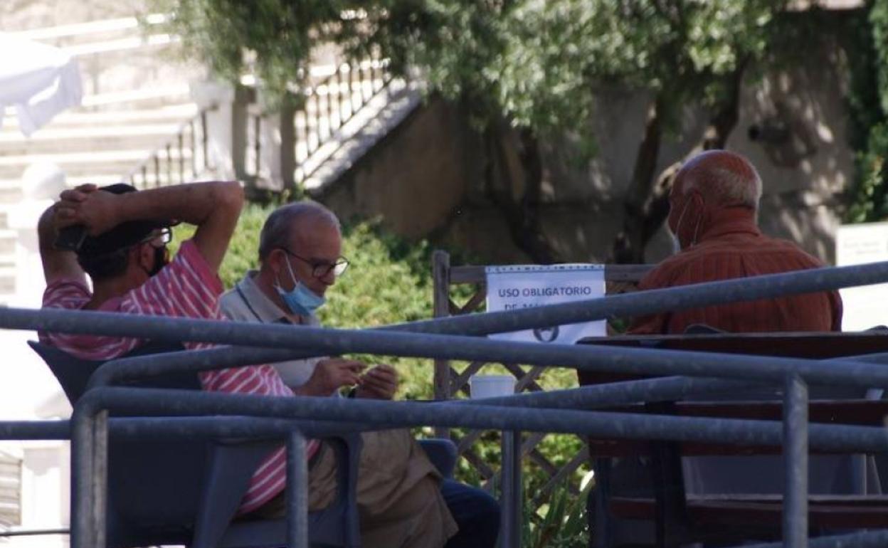 Un grupo de vecinos en Íscar.