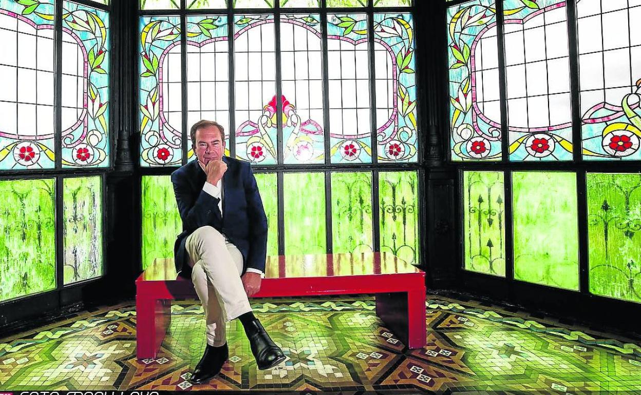 El director del Museo de la Casa Lis, Pedro Pérez Castro, en el corredor de la primera planta.