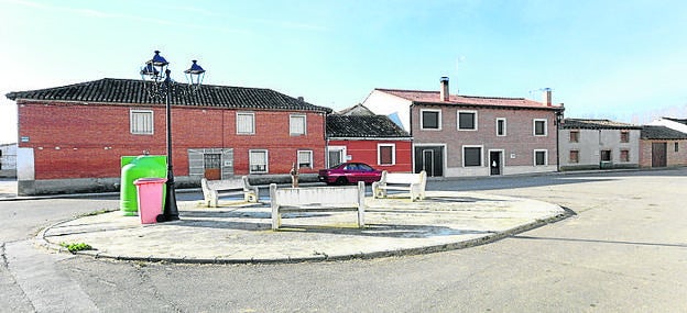 Plaza Mayor del pueblo de Manquillos con un caserío característico de esta zona de la Tierra de Campos. 