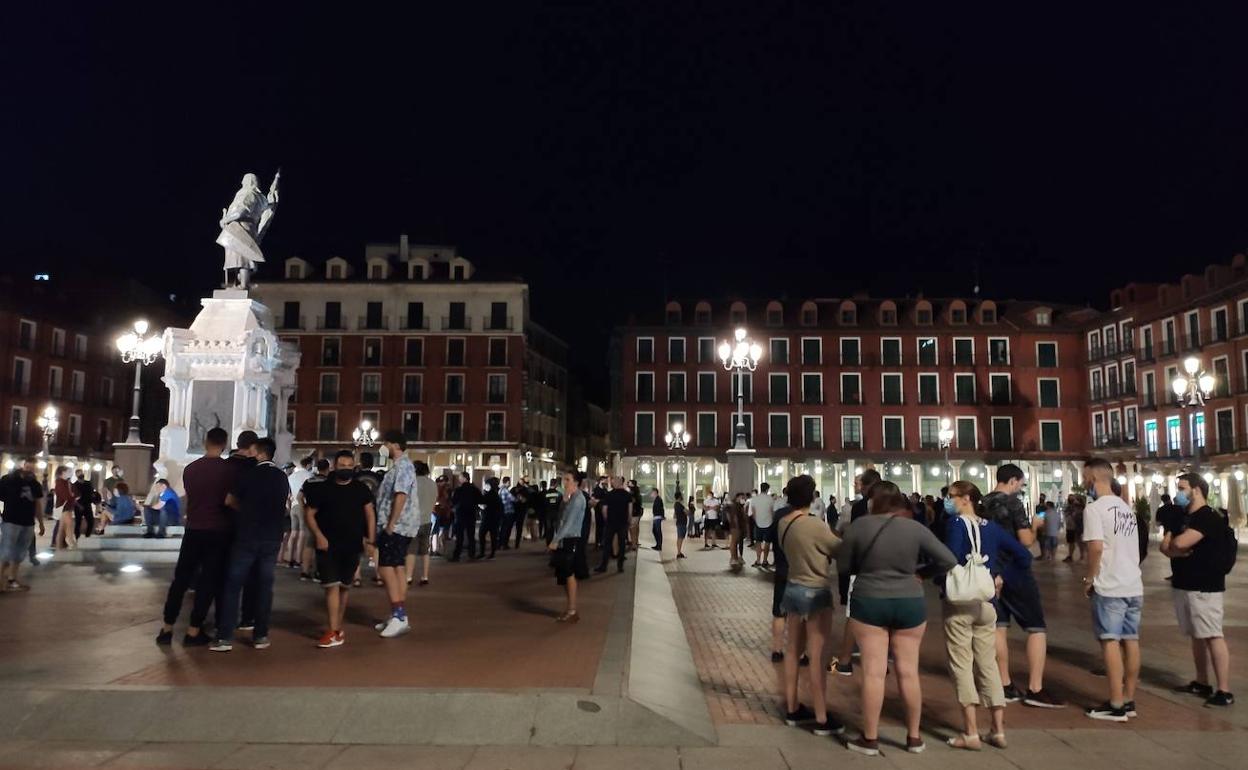 Concentración de los propietarios del ocio nocturno, este sábado por la noche en la Plaza Mayor de Valladolid. 