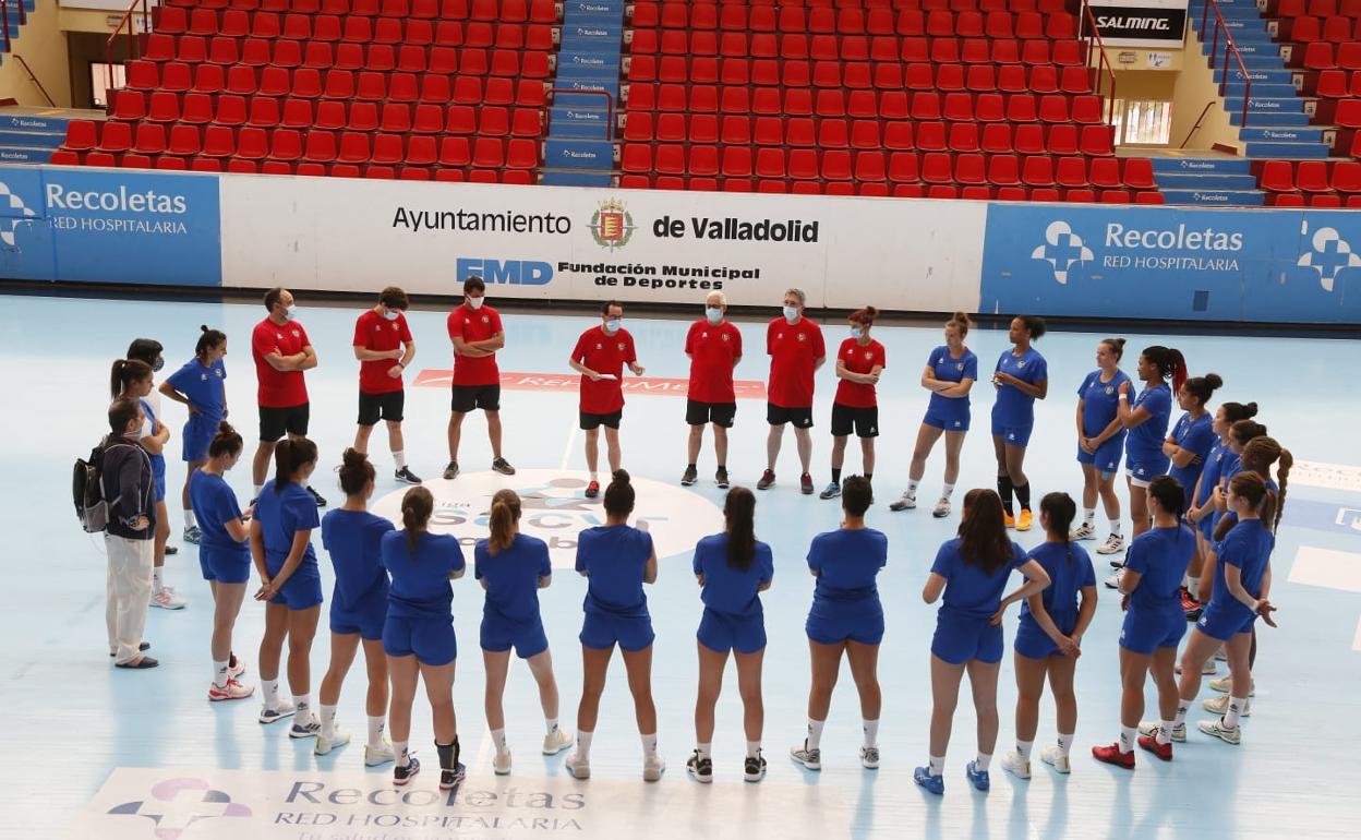 Peñas se dirige a las jugadoras justo antes de iniciar el trabajo. 