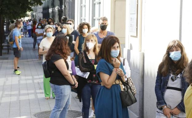 Las dudas de la tramitación 'on-line' disparan las colas en Valladolid para pedir las ayudas de los ERTE