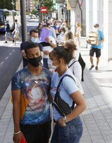 Imagen secundaria 2 - Decenas de personas esperan su turno para solicitar ayudas.