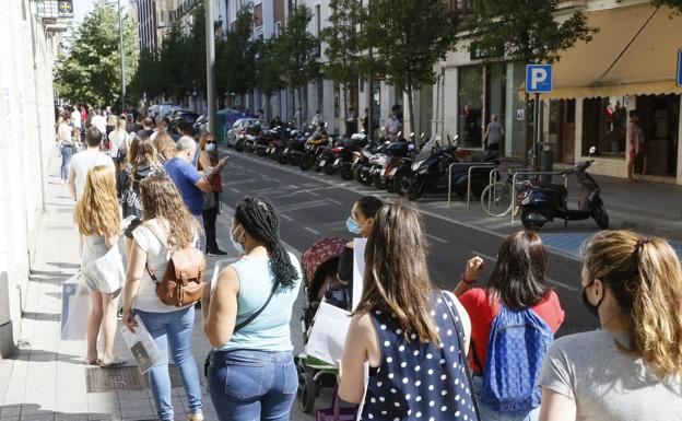 Imagen principal - Decenas de personas esperan su turno para solicitar ayudas.