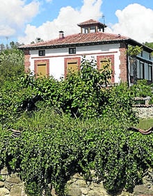 Imagen secundaria 2 - Arriba, puente sobre el río Carrión que facilita el paso de los vecinos hacia la localidad; construcciones en adobe y una de las casas rehabilitada en el municipio. 