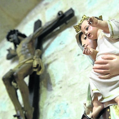 Detalle de un Cristo y una Virgen con Niño en el interior de la iglesia. 