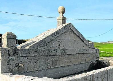 Imagen secundaria 1 - Arriba, reflejo en el agua de una de las fuentes de Matilla de los Caños y en la parte inferior dos de sus fuentes.