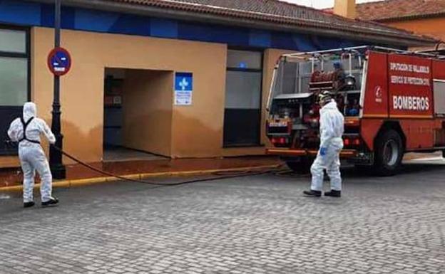 Bomberos del parque de Íscar de la Diputación de Valladolid desinfectando el exterior del consultorio de Pedrajas de San Esteban.