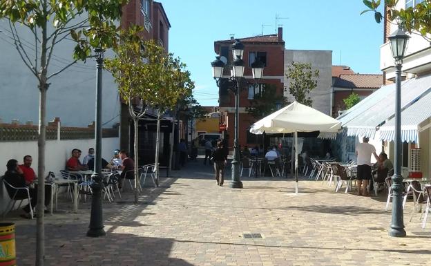 Vecinos de Pedrajas de San Esteban disfrutando de la jornada festiva por ser el día de su patrón.